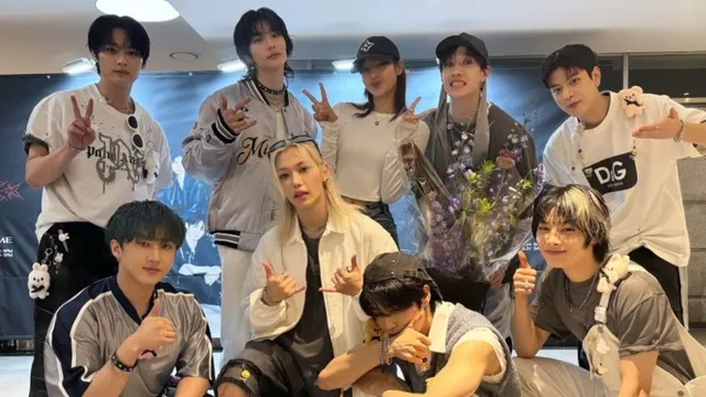 blackpink-lisa-attends-stray-kids-concert-kpop-fans-ask-for-collaboration-see-photo